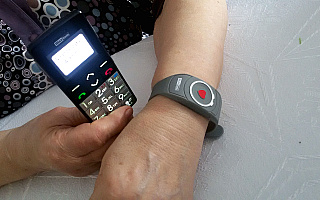 „Biżuteria” ratująca życie seniorom. Na Warmii i Mazurach przybywa osób, które korzystają z nowego systemu teleopieki. „Biżuteria” ratująca życie seniorom. Na Warmii i Mazurach przybywa osób, które korzystają z nowego systemu teleopieki.